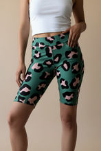 Cargar imagen en el visor de la galería, Biker animal print verde tiro alto con pretina ancha de 8 cm Fran del Solar