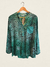 Cargar imagen en el visor de la galería, BLUSA GASA ANIMAL PRINT