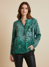Cargar imagen en el visor de la galería, BLUSA GASA ANIMAL PRINT