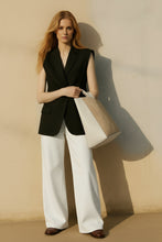 Cargar imagen en el visor de la galería, Pantalón de cuerina blanco tiro alto para mujer