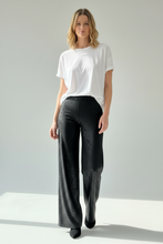 Cargar imagen en el visor de la galería, PANTALON SOFIA CUERINA NEGRO ANIMAL PRINT