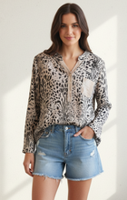Cargar imagen en el visor de la galería, BLUSA ANIMAL PRINT