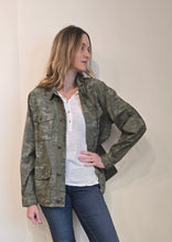 Cargar imagen en el visor de la galería, CHAQUETA GAP ESTAMPADO CAMUFLAJE
