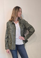 Cargar imagen en el visor de la galería, CHAQUETA GAP ESTAMPADO CAMUFLAJE ♻️