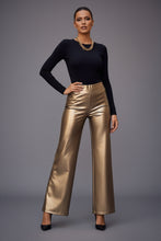 Cargar imagen en el visor de la galería, Mujer usando pantalón ancho de cuerina dorado metálico tiro alto Fran del Solar