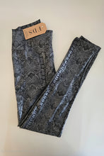 Cargar imagen en el visor de la galería, Legging Cuerina Snake Plateada