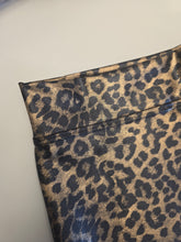 Cargar imagen en el visor de la galería, FALDA CORTA CUERINA ANIMAL PRINT