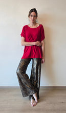 Cargar imagen en el visor de la galería, Modelo posando con pantalón dorado animal print, estilo cómodo