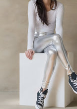 Cargar imagen en el visor de la galería, Legging brillante plateada mujer tiro alto