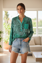 Cargar imagen en el visor de la galería, BLUSA ANIMAL PRINT