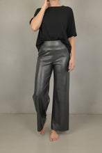 Cargar imagen en el visor de la galería, pantalón de cuerina gris oscuro textura tiro alto Fran del Solar
