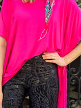 Cargar imagen en el visor de la galería, PANTALON SOFIA CUERINA NEGRO ANIMAL PRINT BRILLOS