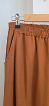 Cargar imagen en el visor de la galería, PANTALON LINO CAMEL TIERRA