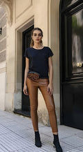 Cargar imagen en el visor de la galería, Mujer usando legging cuerina forrada camel tiro alto