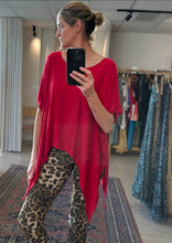 Cargar imagen en el visor de la galería, Polera algodón asimétrica