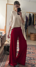 Cargar imagen en el visor de la galería, Pantalón terciopelo rojo italiano tiro alto mujer, diseño exclusivo Fran del Solar