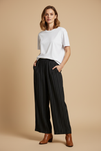 Cargar imagen en el visor de la galería, Pantalón de lino negro con rayas verticales