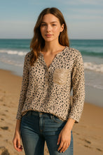 Cargar imagen en el visor de la galería, BLUSA ANIMAL PRINT