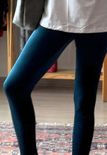 Cargar imagen en el visor de la galería, LEGGING TERCIOPELO AZUL TURQUESA
