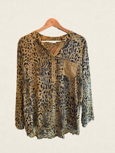 Cargar imagen en el visor de la galería, BLUSA GASA ANIMAL PRINT