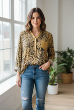 Cargar imagen en el visor de la galería, BLUSA ANIMAL PRINT