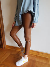 Cargar imagen en el visor de la galería, LEGGING CUERINA FORRADA CAMEL