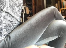 Cargar imagen en el visor de la galería, LEGGING TERCIOPELO GRIS