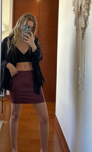 Cargar imagen en el visor de la galería, FALDA CORTA CUERINA BURDEO