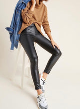 Cargar imagen en el visor de la galería, Mujer usando legging de cuerina negra opaca tiro alto elegante – Fran del Solar