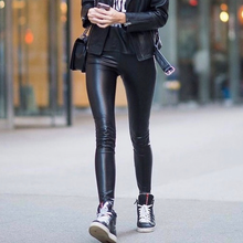 Cargar imagen en el visor de la galería, LEGGING CUERINA NEGRA CON BRILLO