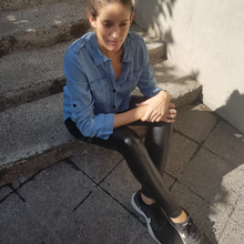 Cargar imagen en el visor de la galería, LEGGING CUERINA NEGRA CON BRILLO