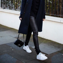 Cargar imagen en el visor de la galería, LEGGING CUERINA MEZCLILLA NEGRA