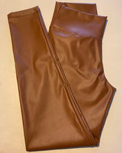 Cargar imagen en el visor de la galería, LEGGING CUERINA FORRADA CAMEL