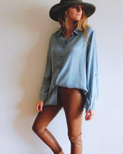 Cargar imagen en el visor de la galería, Legging cuerina camel tiro alto mujer Fran del Solar