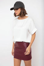 Cargar imagen en el visor de la galería, FALDA CORTA CUERINA BURDEO