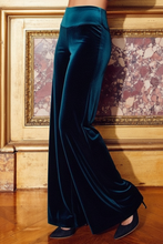 Cargar imagen en el visor de la galería, Pantalón de terciopelo azul turquesa tiro alto con pretina lisa elasticada y pierna ancha
