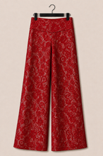 Cargar imagen en el visor de la galería, Pantalón ancho de encaje rojo con diseño floral y pretina alta - Fran del Solar
