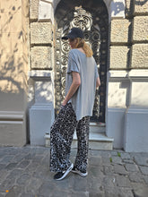 Cargar imagen en el visor de la galería, PANTALON SATIN ANIMAL PRINT
