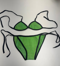 Cargar imagen en el visor de la galería, Bikini tejido verde borde negro
