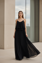 Cargar imagen en el visor de la galería, Vestido negro largo de gasa en movimiento mujer elegante
