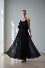 Cargar imagen en el visor de la galería, Vestido largo negro gasa mujer vista frontal diseño elegante
