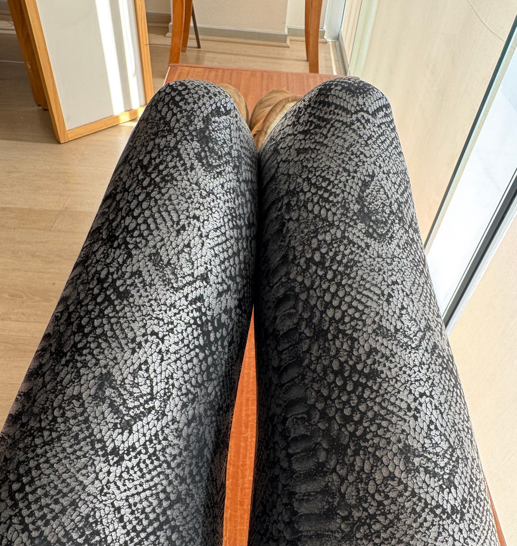 LEGGING CUERINA SNAKE PLATEADA CON NEGRO