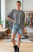 Cargar imagen en el visor de la galería, Polera suelta algodon manga 3/4
