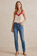 Cargar imagen en el visor de la galería, Blusa de seda Rapsodia beige con encaje rojo en escote
