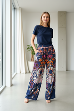 Cargar imagen en el visor de la galería, Pantalón algodón estampado azul marino
