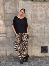 Cargar imagen en el visor de la galería, PANTALON LINO ANIMAL PRINT
