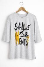 Cargar imagen en el visor de la galería, Polera Estampada Tachas
