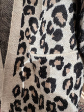 Cargar imagen en el visor de la galería, CHALECO ANIMAL PRINT ABIERTO
