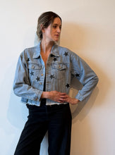 Cargar imagen en el visor de la galería, CHAQUETA JEANS ESTRELLAS
