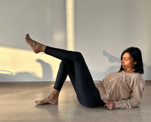 Cargar imagen en el visor de la galería, LEGGING LYCRA NEGRA
